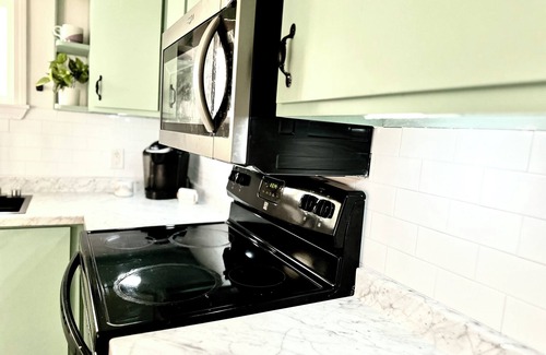 Pascagoula House | Charming 3-bedroom House with Hot Tub and WiFi 1 mile from the beach.