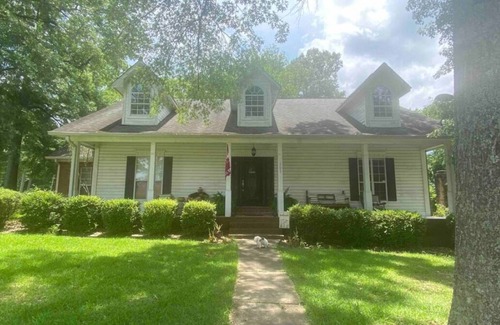 Starkville House | Charming 3-bedroom house centrally located in Starkville. Quiet neighborhood.