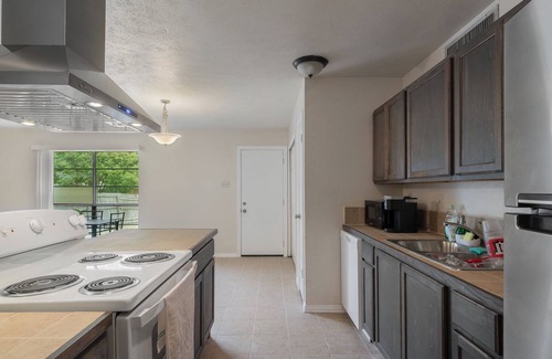 The Colony House | Charming 3-bedroom house in pleasant The Colony with WiFi, AC