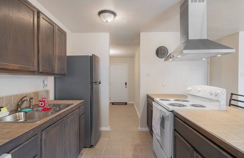 The Colony House | Charming 3-bedroom house in pleasant The Colony with WiFi, AC