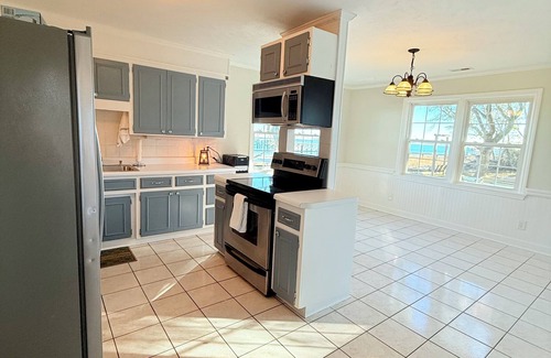 Sea Breeze House | Charming 3-bedroom house with AC and WiFi in Wilmington Sleeps 8