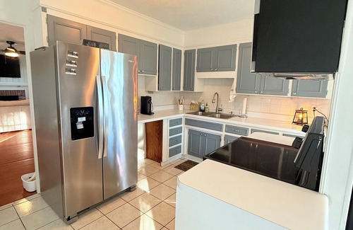 Sea Breeze House | Charming 3-bedroom house with AC and WiFi in Wilmington Sleeps 8