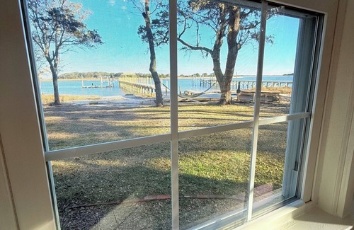 Sea Breeze House | Charming 3-bedroom house with AC and WiFi in Wilmington Sleeps 8
