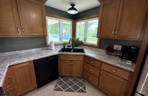 Green Bay House | Charming 3-bedroom house with WiFi, AC in lovely Green Bay- close to Lambeau
