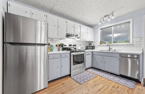 Higgins Lake House | Charming 3-bedroom house with AC, WiFi, 🏓Ping-Pong, Foosball,🔥Firepit,🍔 Grill