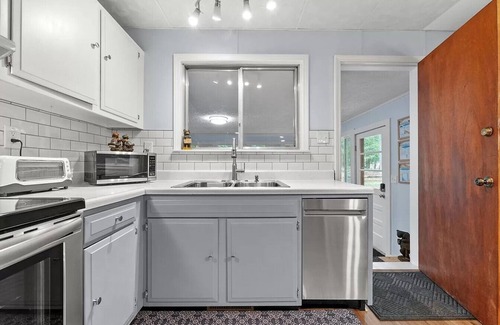 Higgins Lake House | Charming 3-bedroom house with AC, WiFi, 🏓Ping-Pong, Foosball,🔥Firepit,🍔 Grill