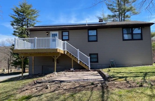 Waterbury House | Charming 3-bedroom house in Waterbury with WiFi, AC