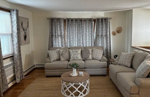 Waterbury House | Charming 3-bedroom house in Waterbury with WiFi, AC