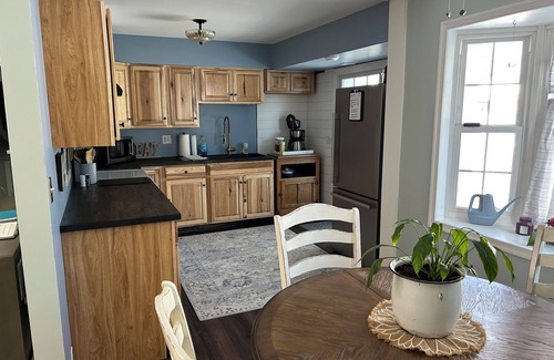 Warren South House | Charming 3-bedroom home on family-friendly quiet street in Warren