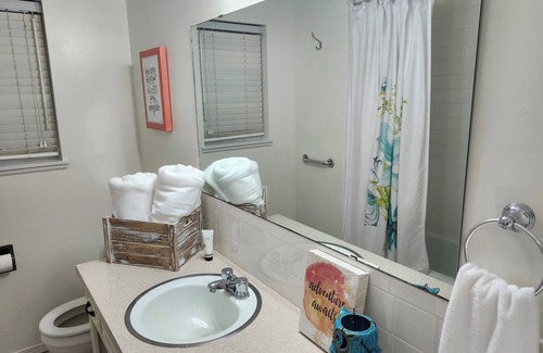 Fairview House | Charming 3-bedroom house with AC and WiFi in a quiet neighborhood.