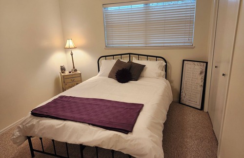 Fairview House | Charming 3-bedroom house with AC and WiFi in a quiet neighborhood.