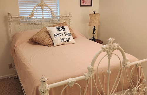 Fairview House | Charming 3-bedroom house with AC and WiFi in a quiet neighborhood.