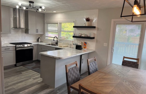 Rockford House | Charming 3-bedroom house with WiFi, AC in Rockford