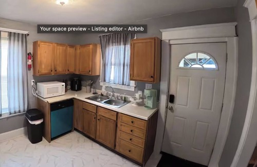 Rockford House | Charming 3-bedroom house in lovely Rockford with Window AC