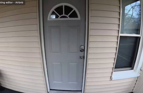 Rockford House | Charming 3-bedroom house in lovely Rockford with Window AC