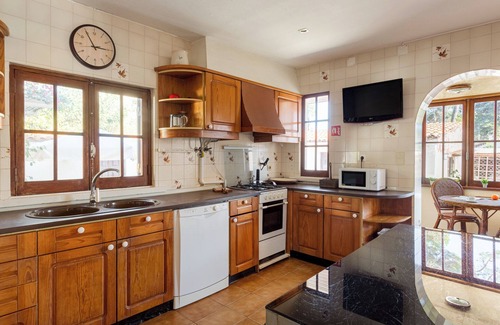 Banzao Apartment | Charming 3-Bedroom House with Annex, BBQ and Terrace