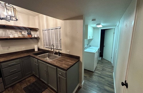 Oak Shores House | Charming 3-bedroom house in Oakshores with AC by the lake