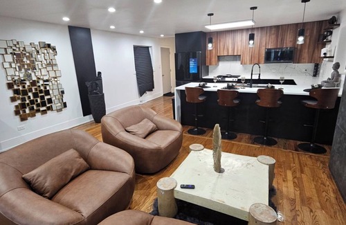 Chatham House | Charming 3-bedroom house in brilliant Chicago with WiFi, AC, plenty of sleeping.