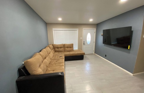 Biggs Field House | Charming 3-bedroom house in lovely El Paso with WiFi, AC