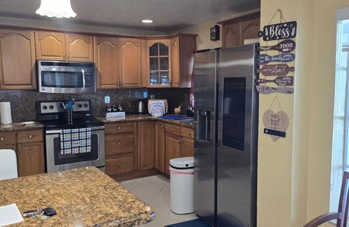 Hialeah House | Charming 3-bedroom house with WiFi, AC in awesome Hialeah. La casa Cubana.
