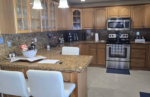 Hialeah House | Charming 3-bedroom house with WiFi, AC in awesome Hialeah. La casa Cubana.
