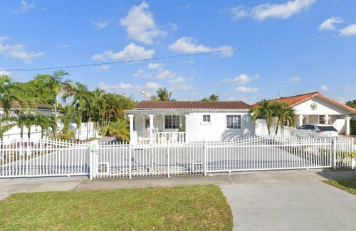 Hialeah House | Charming 3-bedroom house with WiFi, AC in awesome Hialeah. La casa Cubana.