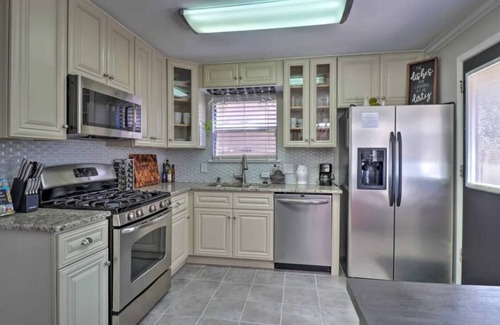 Indian Oaks House | Charming 3-bedroom house North Austin Abode: Sleeps 9, 10 Mins to Domain!