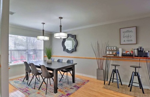 Indian Oaks House | Charming 3-bedroom house North Austin Abode: Sleeps 9, 10 Mins to Domain!