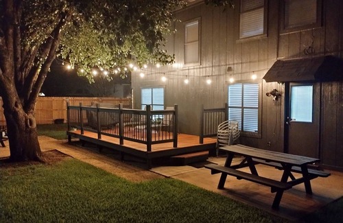 Indian Oaks House | Charming 3-bedroom house North Austin Abode: Sleeps 9, 10 Mins to Domain!