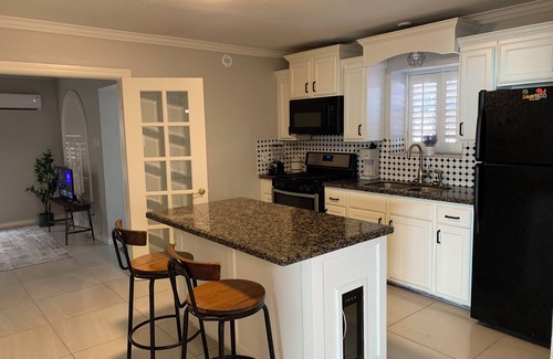 Bonanza House | Charming 3-bedroom house with WiFi and AC in fabulous Laredo,