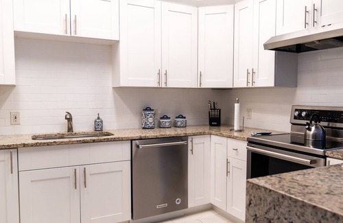 Overtown House | Charming 3-bedroom house in Miami with AC, WiFi, Living room, Patio Dinning Area