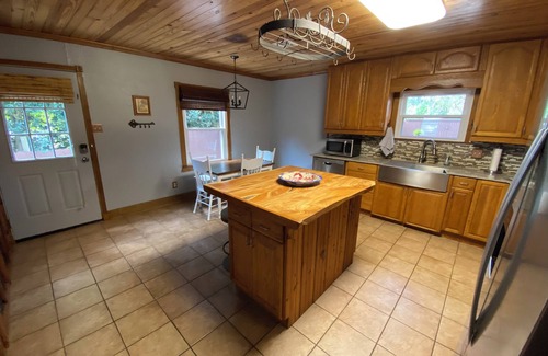 Lafayette Cottage | Charming 3-bedroom Saint Street cottage with AC and WiFi in Lafayette