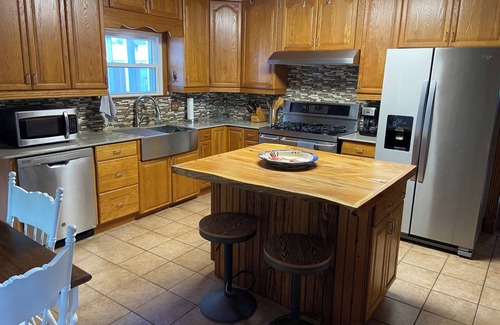Lafayette Cottage | Charming 3-bedroom Saint Street cottage with AC and WiFi in Lafayette