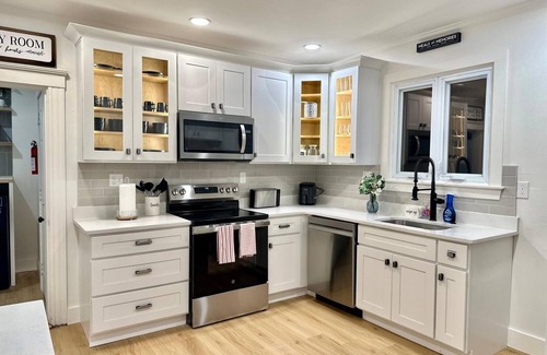 Framingham House | Charming 3-bedroom townhome with AC and WiFi in Framingham