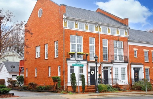 Downtown Greensboro House | Charming 3-bedroom townhome with WiFi and garage in Greensboro