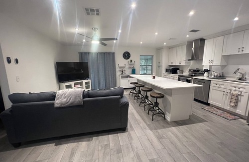 Orlando House | Charming 3-bedroom townhome with an enclosed patio in lovely Orlando.