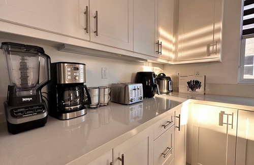 Irvine Business Complex House | Charming 3-bedroom townhome close to Newport beach SCP and Disney