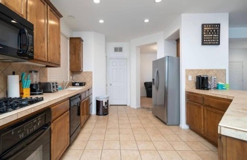 Rosedale House | Charming 3-bedroom house in lovely Bakersfield with WiFi, AC