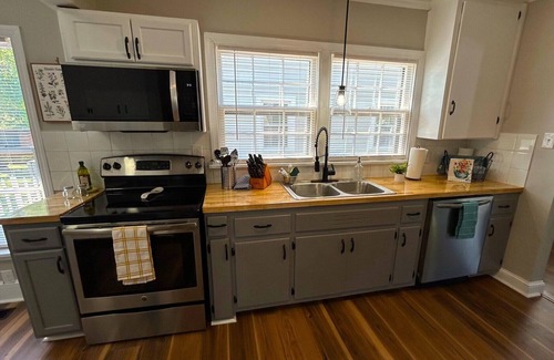 Terry Sanford Cottage | Charming 3-bedroom cottage in Fayetteville with AC, WiFi