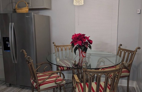 Lawrence House | Charming 3-bedroom house Cozy Corner Homestay