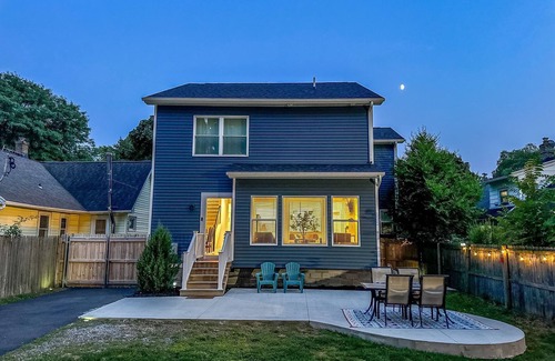 East Irondequoit House | Charming 3-bedroom house, Game Room, Office, Sea-Breeze, Lake Ontario, Rochester