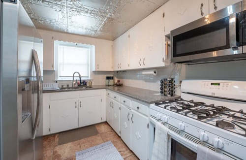 Claycomo House | Charming 3-bedroom/2 Bath Ranch Style Home minutes to everything in Kansas City