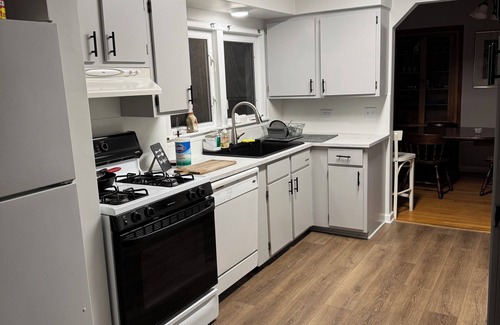 Lake Zurich House | Charming 3-bedroom house in Lake Zurich with AC, fitness room, WiFi