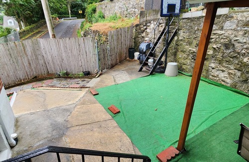 South Side House | Charming 3-bedroom house with WiFi free parking