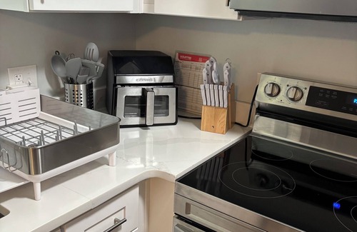 Newport News House | Charming 3-bedroom house with WiFi. Centrally located near Hampton Coliseum.