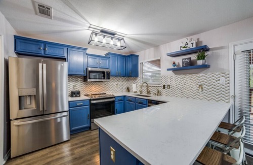 West San Antonio House | Charming 3 bedroom with hot tub. Just 5 minutes to Seaworld, 15 to Lackland.