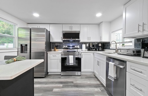 Jackson House | Charming 3-BR/2-BA Waterfront Lake House