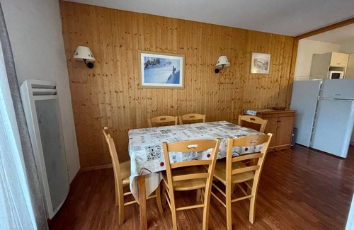 Saint-Etienne-en-Devoluy Ski Chalet | Charming 3-Room Duplex Chalet for 6, Close to Ski Slopes, Heated Pool in Superdevoluy