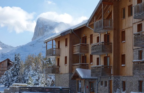 Saint-Etienne-en-Devoluy Ski Chalet | Charming 3-Room Duplex Chalet for 6, Close to Ski Slopes, Heated Pool in Superdevoluy