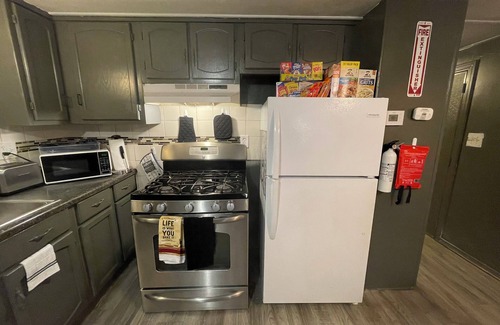 Drayton Plains House | Charming 3-bedroom house with WiFi in Village of Clarkston